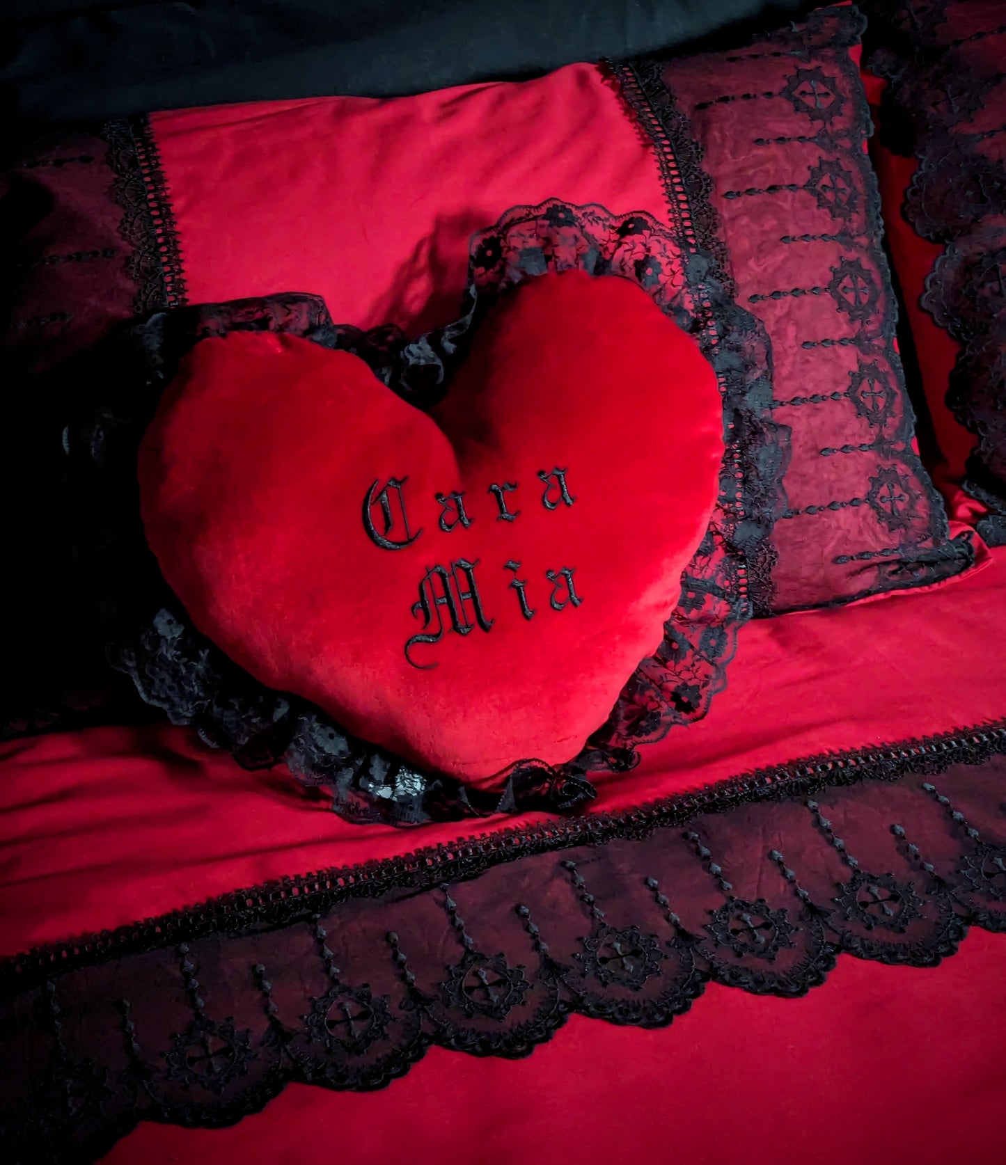 Red Lace Bedding - 'Vampyr'